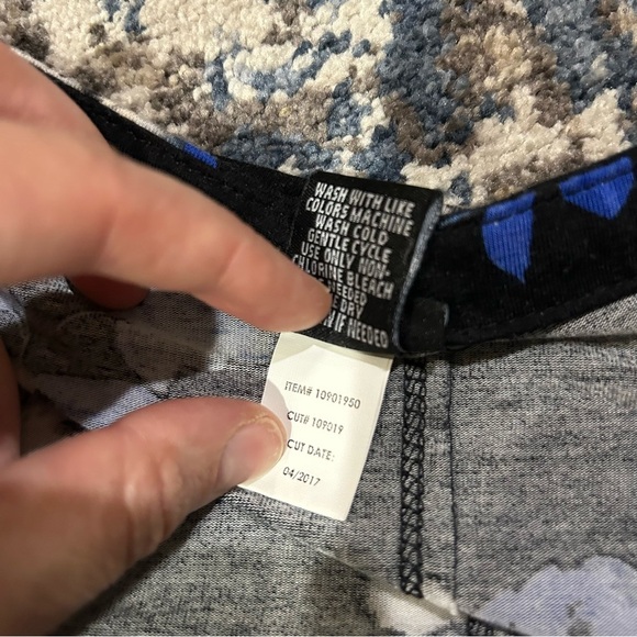 Torrid Black White & Blue Floral V-Neck Short Sleeve Blouse Size 3X - Picture 7 of 12